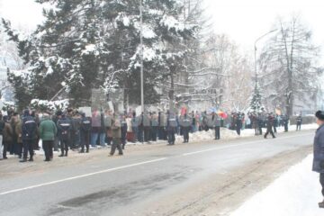 Câteva sute de oameni au protestat ieri la Vatra Dornei
