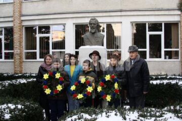 La Școala „Alexandru Ioan Cuza” elevii și cadrele didactice au depus flori la bustul domnitorului Al. I. Cuza