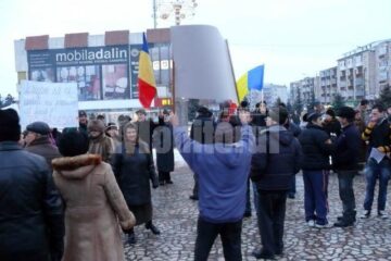 Peste 50 de persoane au continuat ieri protestul început săptămâna trecută în centrul municipiului Fălticeni