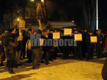 În fața Primăriei Câmpulung Moldovenesc a avut loc aseară un miting spontan de protest