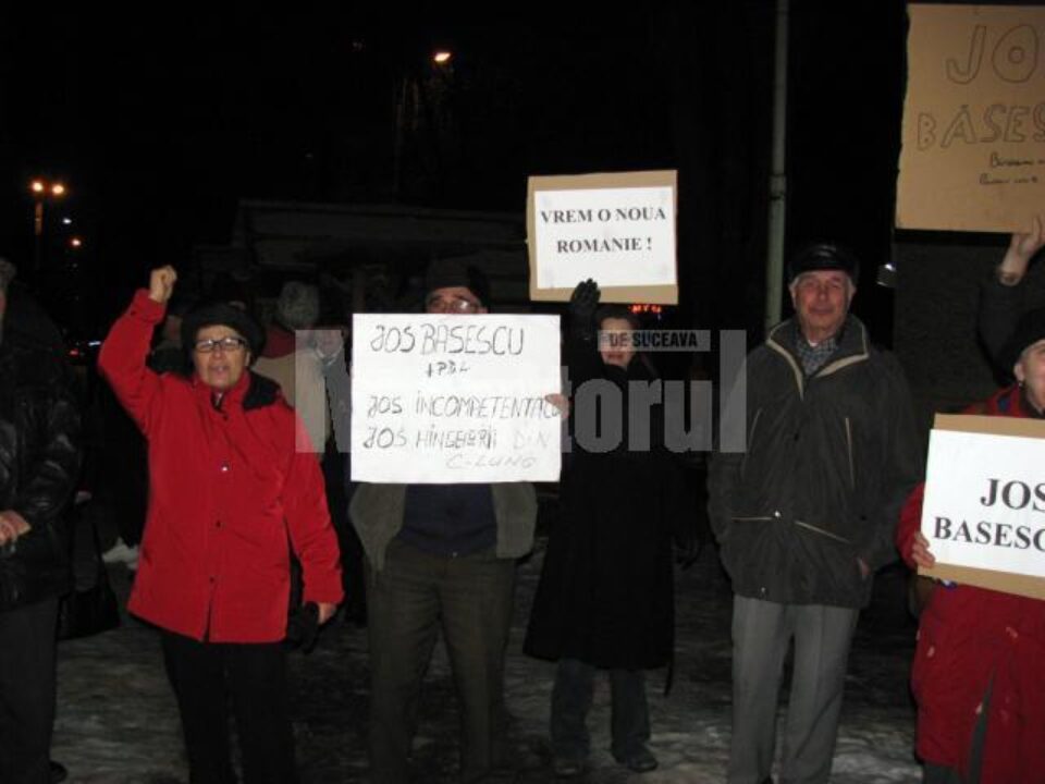 În fața Primăriei Câmpulung Moldovenesc a avut loc aseară un miting spontan de protest