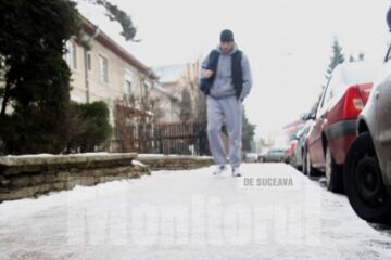 Trotuare acoperite de gheață