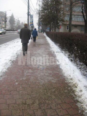 Trotuare pe care a fost împrăștiat amestec antiderapant