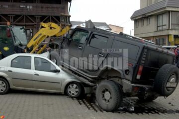 Șoferul care s-a urcat cu Hummer-ul pe un Logan, „agățat” cu un dosar penal
