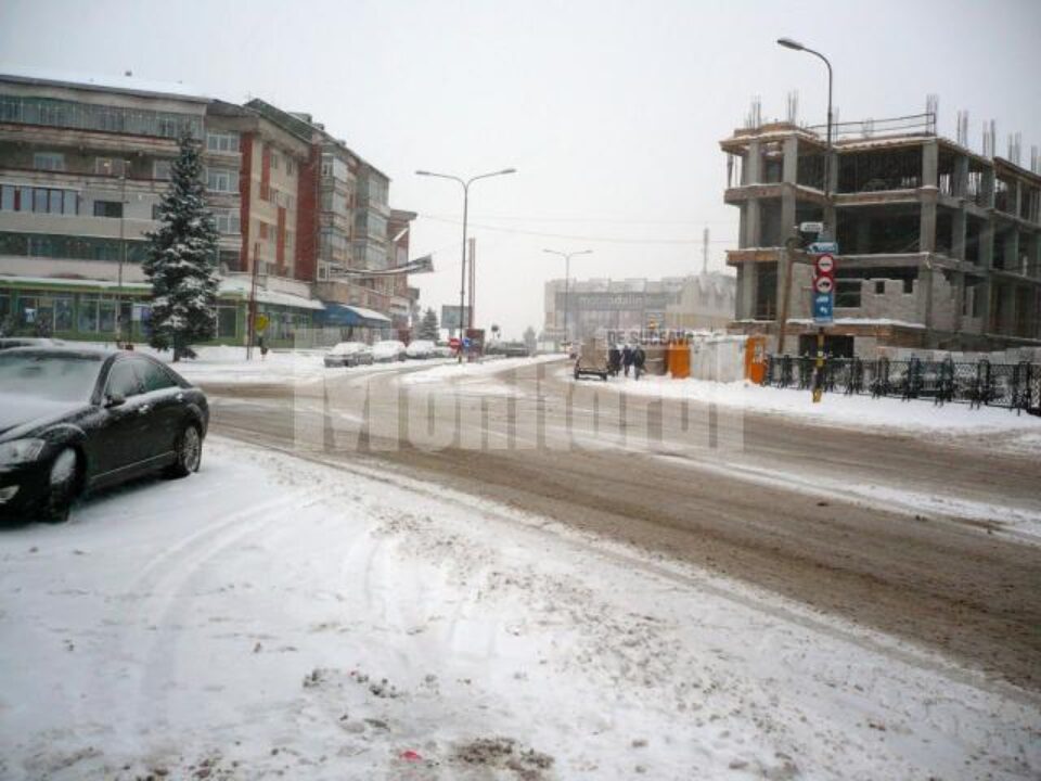 Utilajele de deszăpezire au fost prezente pe toate străzile din zona centrală a municipiului Fălticeni