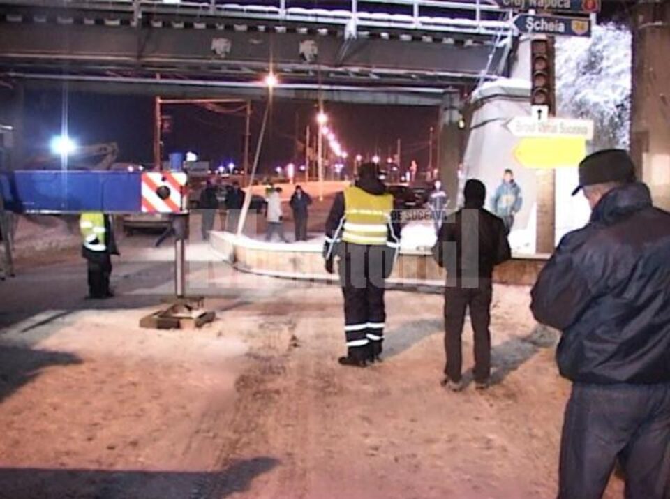 Un șofer de tir a doborât grinda de limitare a înălțimii de la pasajul de cale ferată
