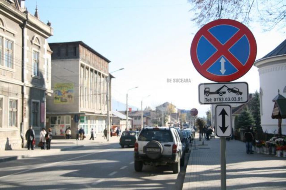 Primăria din Câmpulung Moldovenesc a demontat semnele de circulație „Oprirea interzisă” și cele care îi avertizau pe șoferi că dacă opresc în zonele respective riscă să le fie ridicate mașinile