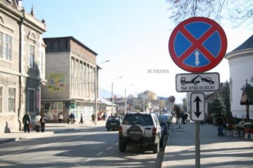 Primăria din Câmpulung Moldovenesc a demontat semnele de circulație „Oprirea interzisă” și cele care îi avertizau pe șoferi că dacă opresc în zonele respective riscă să le fie ridicate mașinile