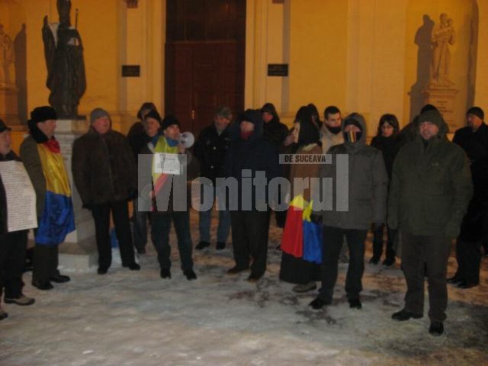 30 de suceveni au protestat pe ger în fața Palatului Administrativ
