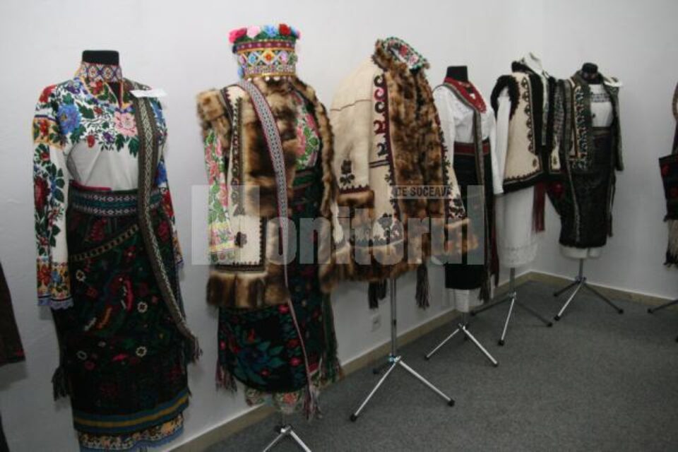Costume populare autentice din Suceava și Cernăuți, expuse la Muzeul Bucovinei