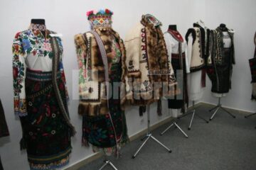 Costume populare autentice din Suceava și Cernăuți, expuse la Muzeul Bucovinei