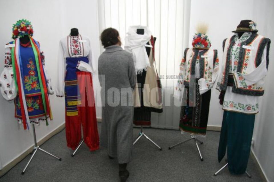 Costume populare autentice din Suceava și Cernăuți, expuse la Muzeul Bucovinei
