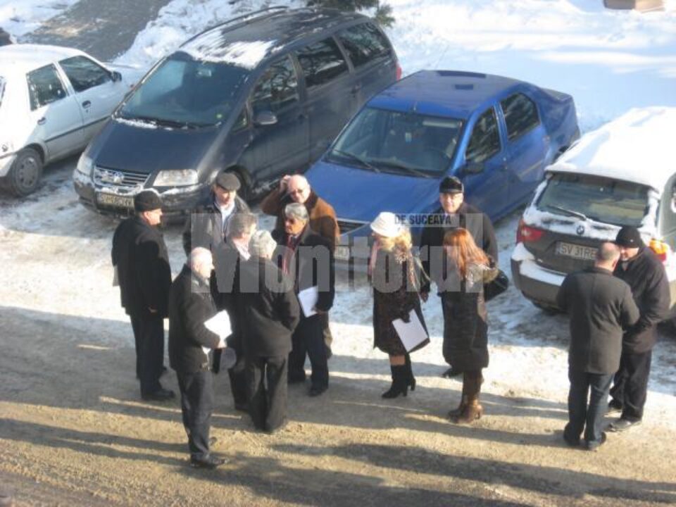 Ședința de vineri a Consiliului Județean Suceava s-a terminat cu un protest în stradă al reprezentanților PSD și PNL Ședința de vineri a Consiliului Județean Suceava s-a terminat cu un protest în stradă al reprezentanților PSD și PNL
