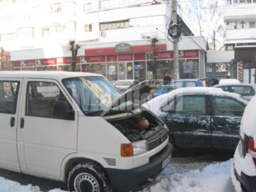 Unii șoferi au rămas cu mașinile în drum