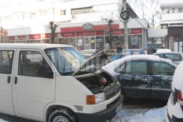 Unii șoferi au rămas cu mașinile în drum