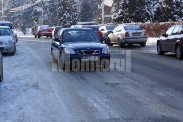 Gheața de pe străzi a dat bătăi de cap șoferilor
