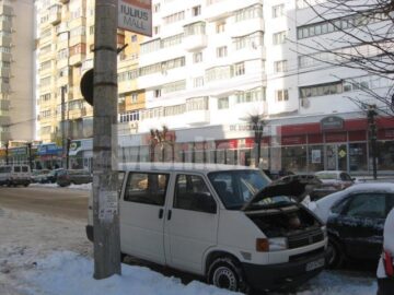 Unii șoferi au rămas cu mașinile în drum