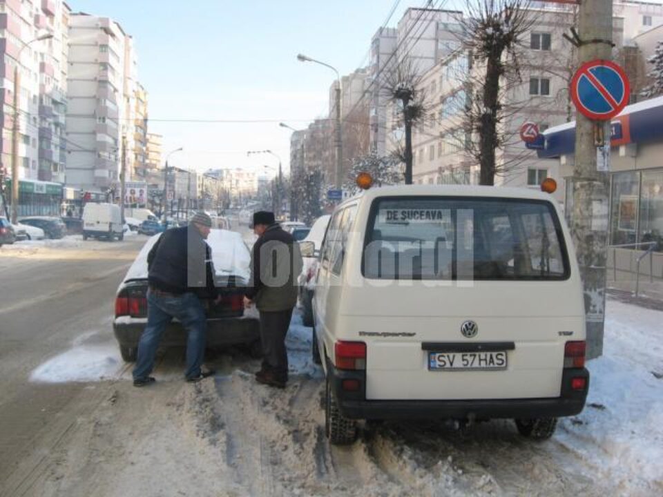 Gheața de pe străzi a dat bătăi de cap șoferilor