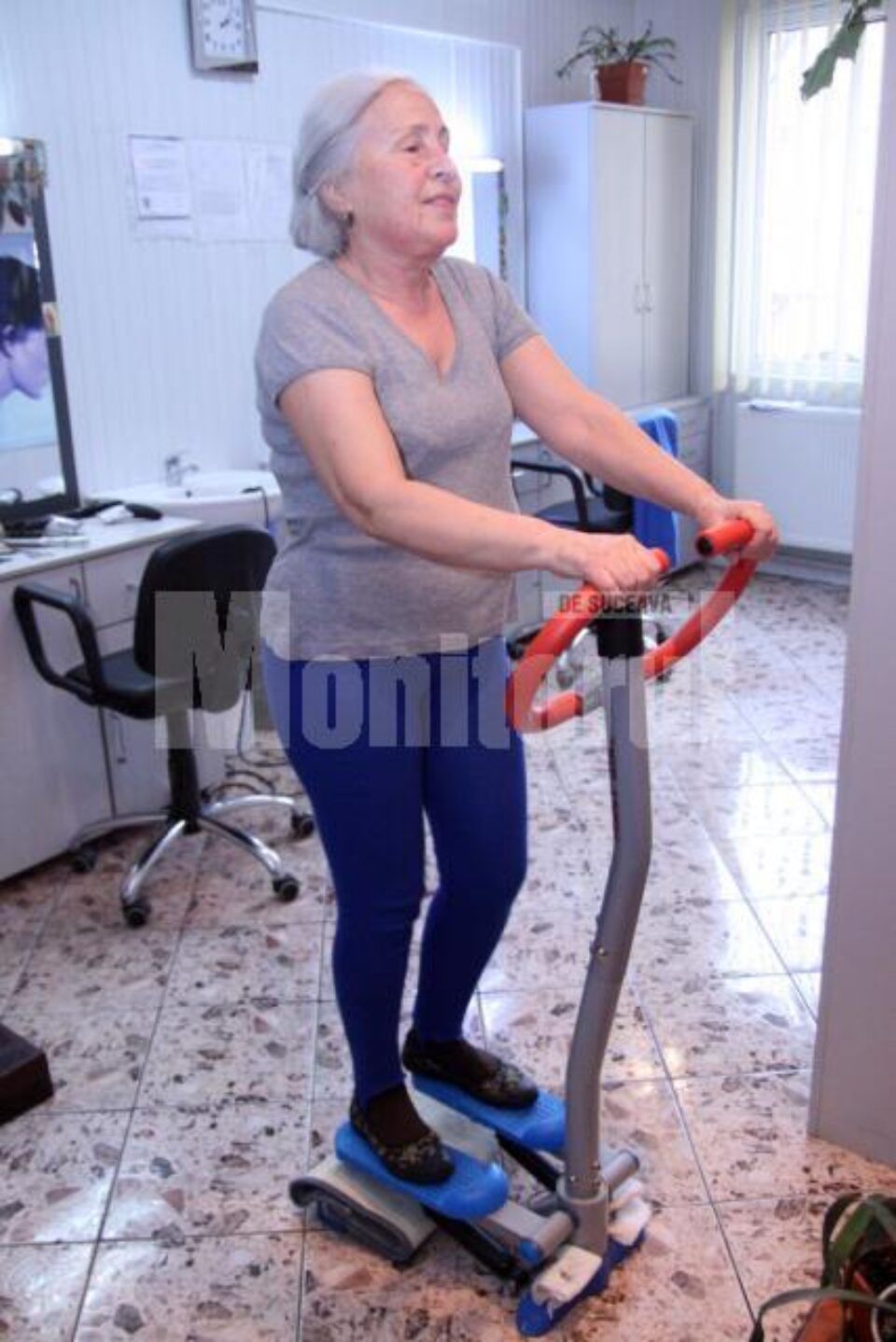 La 70 de ani, Lacramioara Movila este una dintre cele mai active pensionare la exercițiile de la sală