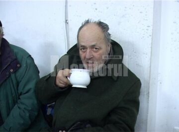 Deși refuză sistematic să fie duși la Centrul de noapte, oamenii fără adăpost acceptă bucuroși un pahar de ceai fierbinte