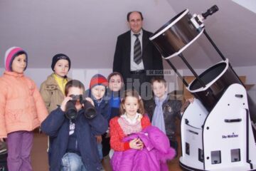 Profesorul Petru Crăciun împreună cu o grupă de elevi, lângă cel mai mare telescop mobil din țară