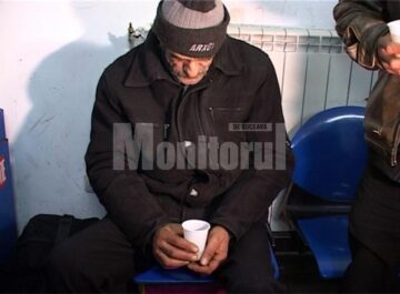 Deși refuză sistematic să fie duși la Centrul de noapte, oamenii fără adăpost acceptă bucuroși un pahar de ceai fierbinte