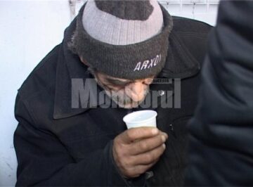 Deși refuză sistematic să fie duși la Centrul de noapte, oamenii fără adăpost acceptă bucuroși un pahar de ceai fierbinte