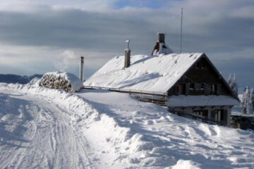 Merg zece kilometri pe jos, până la școală, pe un ger de crapă pietrele. Foto: MediaFax