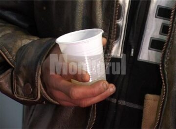 Deși refuză sistematic să fie duși la Centrul de noapte, oamenii fără adăpost acceptă bucuroși un pahar de ceai fierbinte