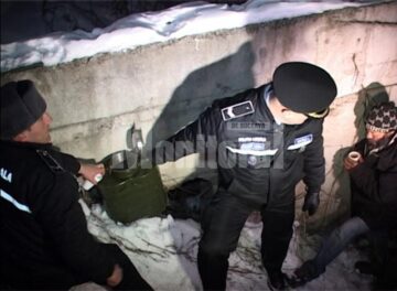 Deși refuză sistematic să fie duși la Centrul de noapte, oamenii fără adăpost acceptă bucuroși un pahar de ceai fierbinte