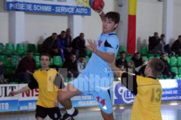 Cristian Iriciuc (la minge), unul dintre componenții de bază a echipei de juniori I a LPS Suceava