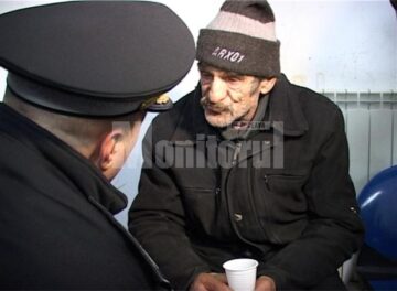 Deși refuză sistematic să fie duși la Centrul de noapte, oamenii fără adăpost acceptă bucuroși un pahar de ceai fierbinte
