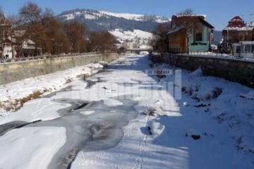 Pod de gheață cu ochiuri, pe râul Dorna