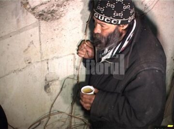 Deși refuză sistematic să fie duși la Centrul de noapte, oamenii fără adăpost acceptă bucuroși un pahar de ceai fierbinte