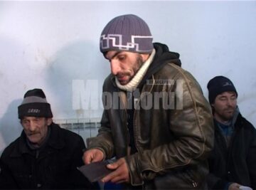 Deși refuză sistematic să fie duși la Centrul de noapte, oamenii fără adăpost acceptă bucuroși un pahar de ceai fierbinte