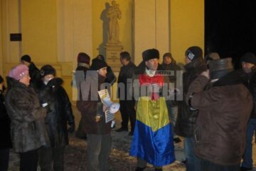 „Poa’ să fie cât de frig, noi în stradă tot ieșim”, au mai strigat oamenii adunați aseară în fața Prefecturii
