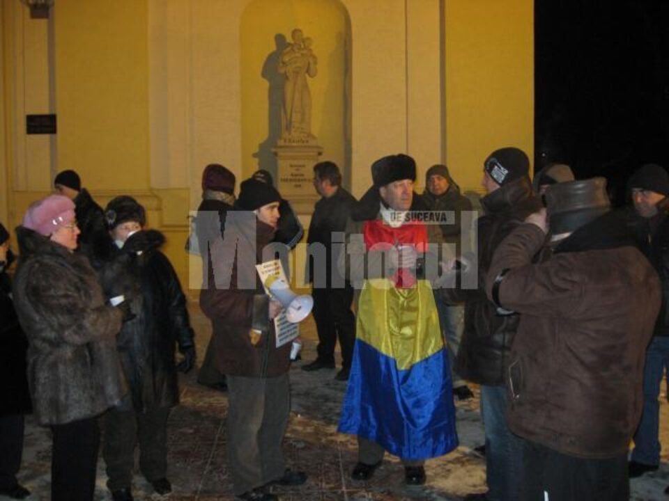 „Poa’ să fie cât de frig, noi în stradă tot ieșim”, au mai strigat oamenii adunați aseară în fața Prefecturii