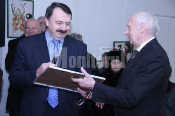 Radu Bercea primind diploma de la vicepreședintele Vasile Ilie