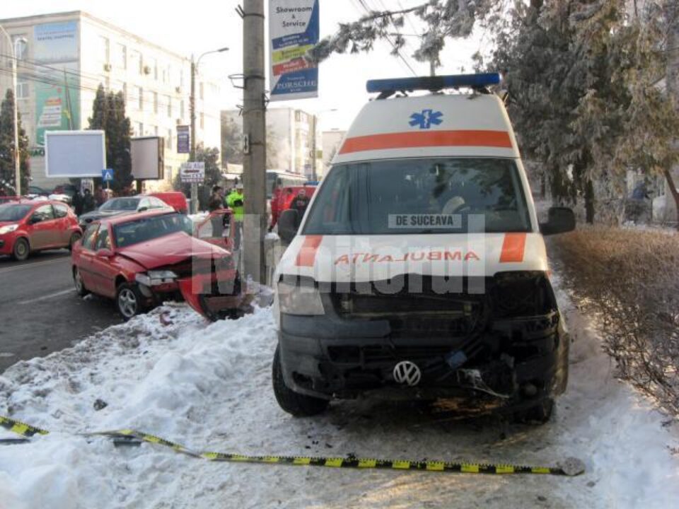Accident grav, cu o ambulanță, lângă Policlinică