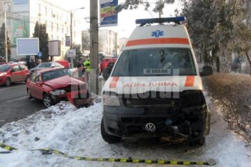 Accident grav, cu o ambulanță, lângă Policlinică