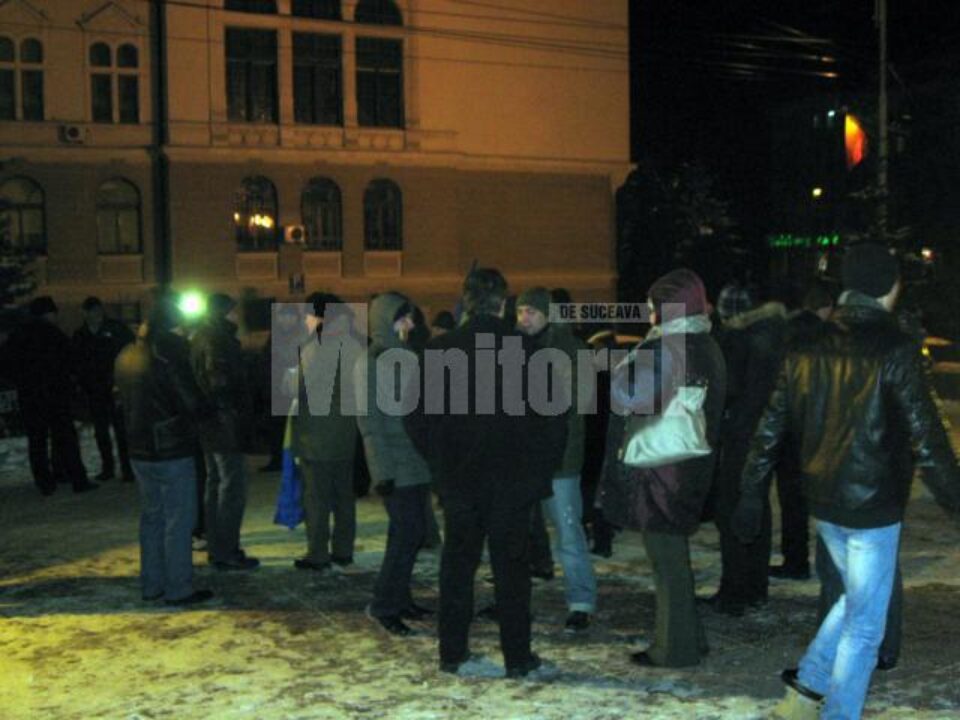 „Poa’ să fie cât de frig, noi în stradă tot ieșim”, au mai strigat oamenii adunați aseară în fața Prefecturii
