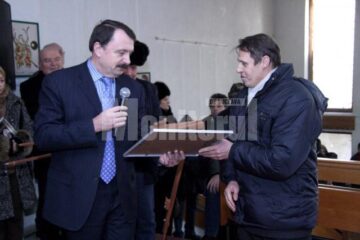 Vicepreședintele Vasile Ilie înmânându-i diploma lui David Croitor