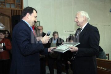 Radu Bercea primind Diploma Pictorul Anului de la vicepreședintele CJ Suceava, Vasile Ilie