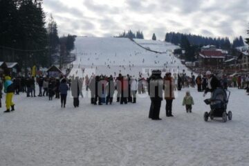 Prezență numeroasă pe pârtie, la primul weekend de serbări ale zăpezii