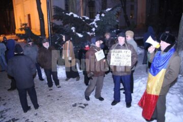 Vreo 20 de suceveni au continuat să înfrunte frigul și au protestat și aseară