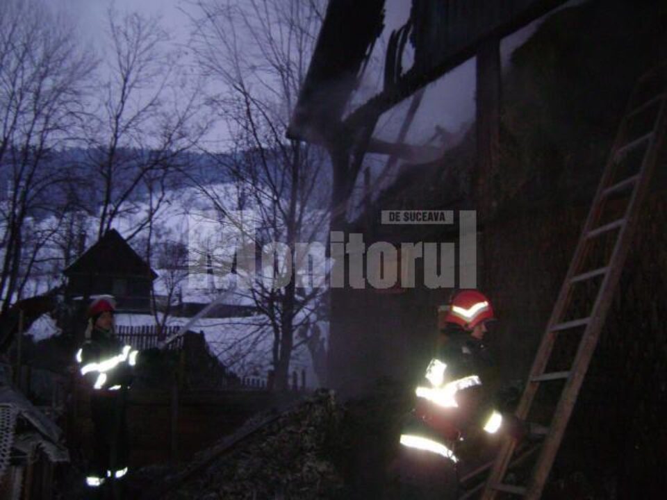 Pompierii au fost nevoiți să îngroape furtunurile în zăpadă pentru a nu le îngheța apa și a putea stinge, ieri dimineață, un puternic incendiu care a cuprins două gospodării din Voroneț