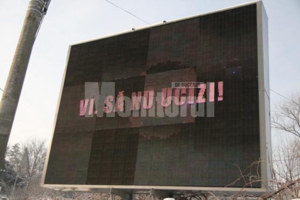 De aproximativ o săptămână de când a fost amplasat, panoul prezintă cele Zece Porunci