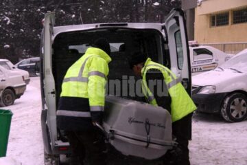 Trupul neînsuflețit al bărbatului a fost ridicat din sediul Poliției și transportat la Serviciul Județean de Medicină Legală