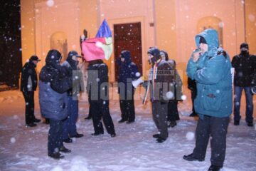Cei aproximativ două zeci de protestatari au avut mesaje adaptate la ninsoarea și frigul de afară