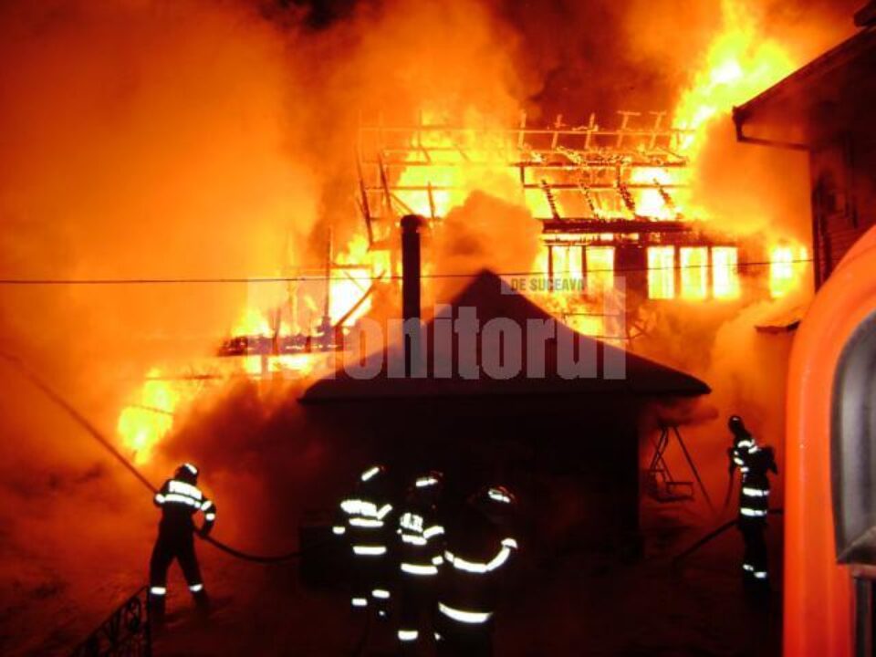 Pompierii au fost nevoiți să îngroape furtunurile în zăpadă pentru a nu le îngheța apa și a putea stinge, ieri dimineață, un puternic incendiu care a cuprins două gospodării din Voroneț